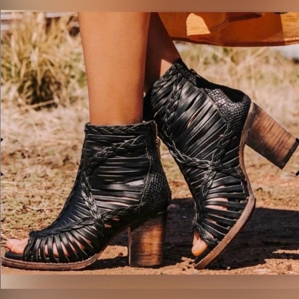 Freebird Bela Black Leather Open Toe Heeled Strappy Sandals Size 8 **READ**